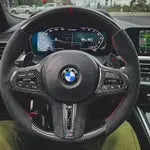 Bmw g szériás egyedileg készített fekete bőr kormány piros varrással és központi logóval karbon kipufogó rendszerhez