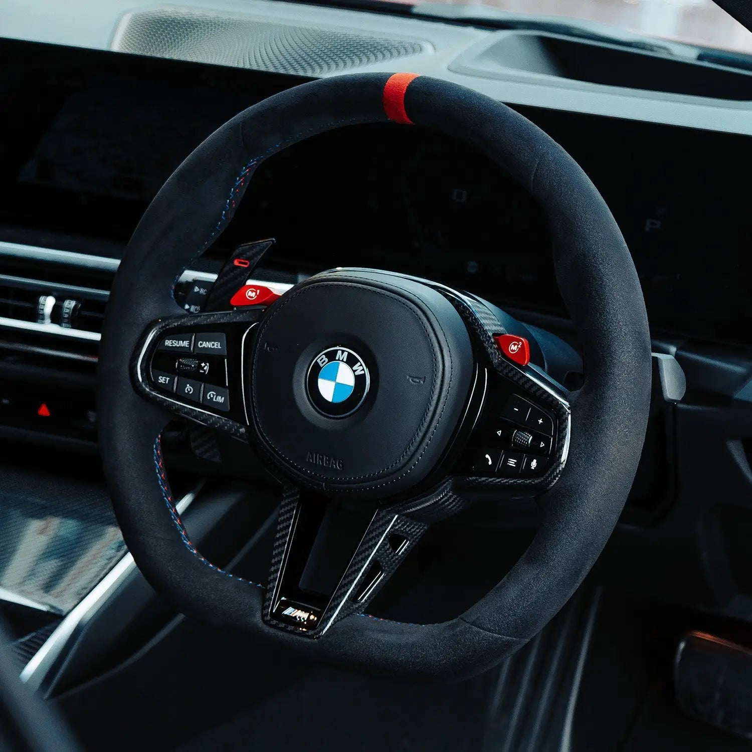 Bmw g szériás alcantara kormány fekete suede borítással piros részletekkel és carbon fiber trimmel a kipufogó rendszerhez