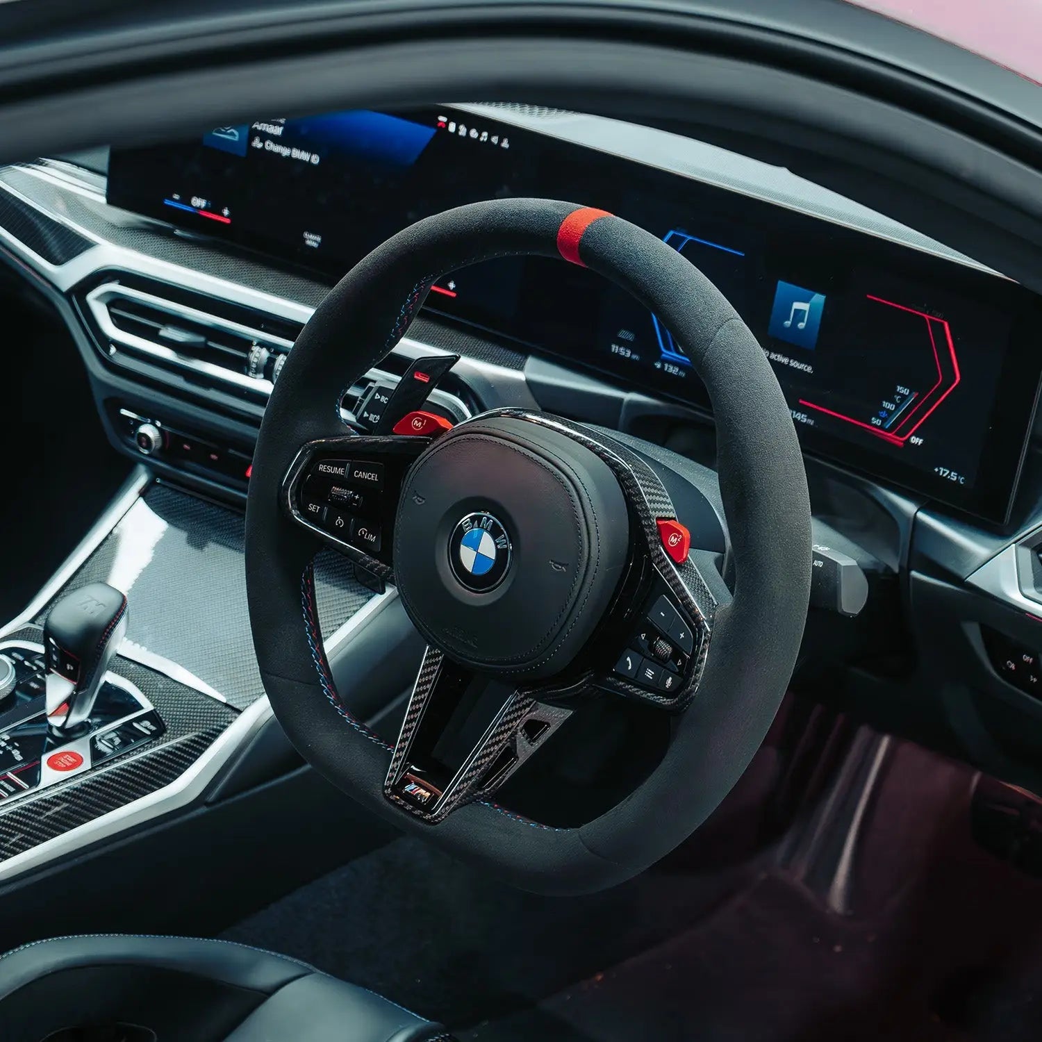 Bmw g szériás alcantara kormány fekete suede bevonattal carbon fiber és piros varrással a kipufogó rendszerhez