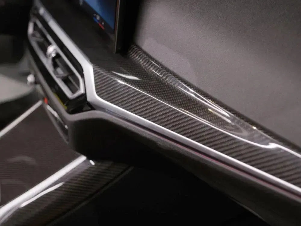 BMW G20 LCI dashboard, gloss carbon trim below the curved display