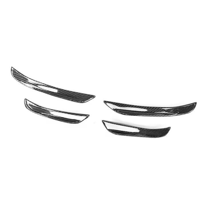 Négy carbon első canard két párba rendezve, fehér háttér előtt (TK Style) – BMW G20 3-as sorozat
