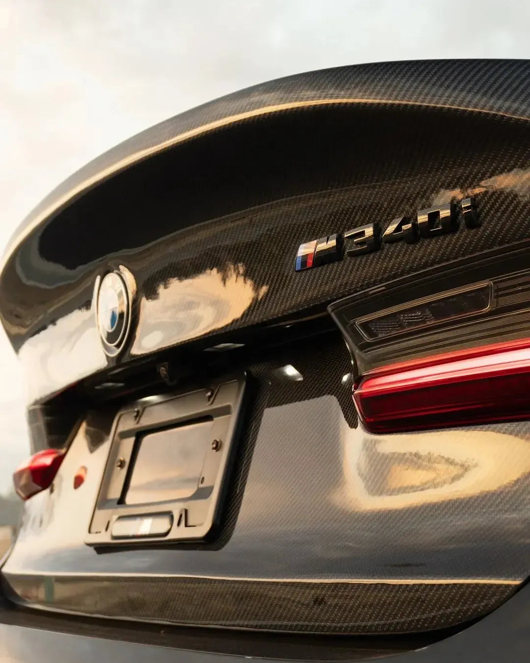 Close-up of a gray BMW G20 M340i's carbon trunk lid with ducktail lip (OEM Style)