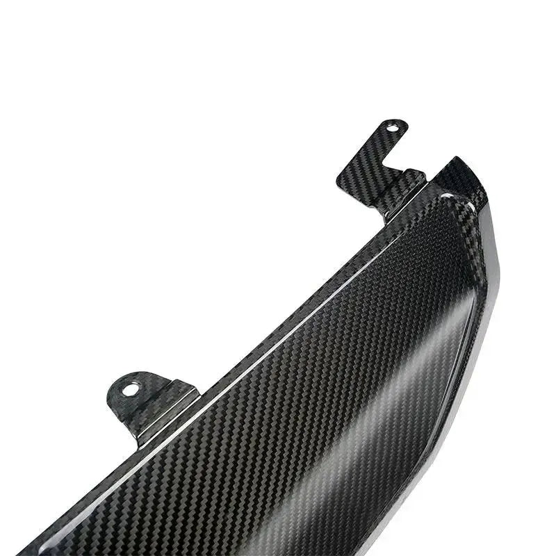 Weave pattern and mounting tab of the carbon diffuser center section, close-up (Euro Style) – BMW G20 3 Series