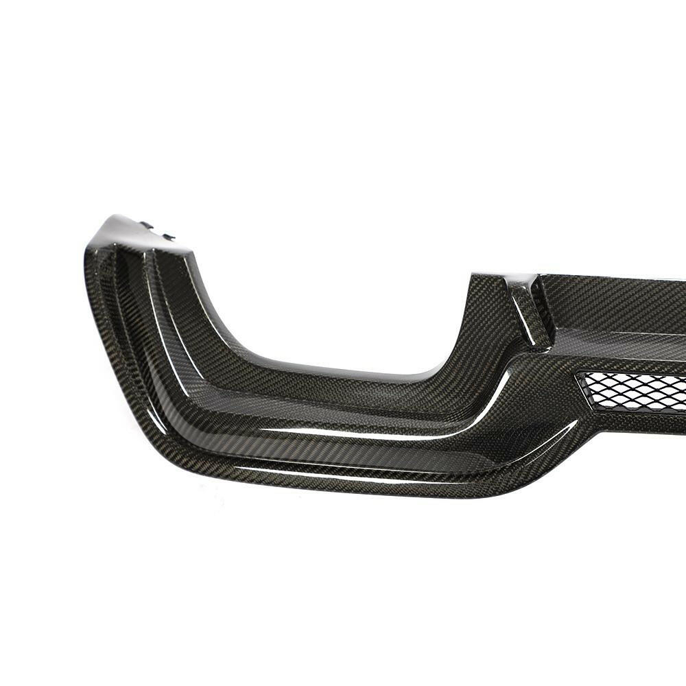 Carbon rear diffuser corner with exhaust cutout, close-up (Euro Style V1) – BMW G20 3 Series