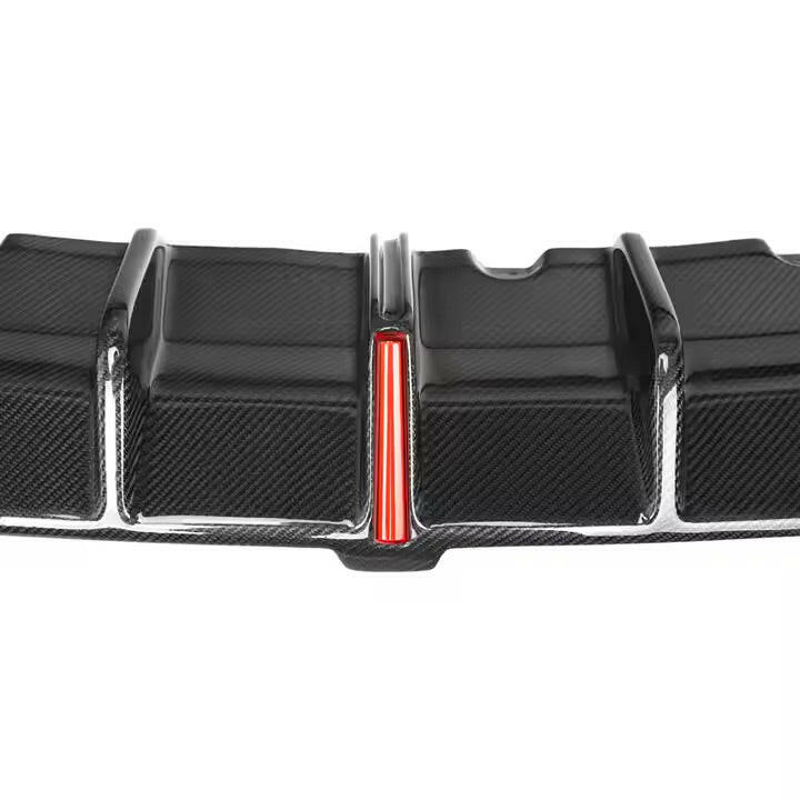 Center fins and vertical red LED brake light of the diffuser, close-up (KB Style LED) – BMW G20 3 Series