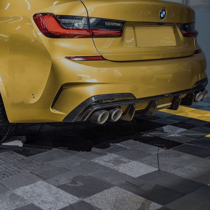 Yellow BMW G20 rear three-quarter close-up: fitted carbon diffuser and four exhaust tips (TK Style LED)