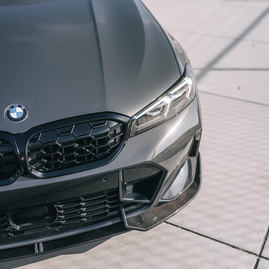 Kidney grille and fitted carbon front lip of a gray BMW G20 LCI, close-up (AD Style)