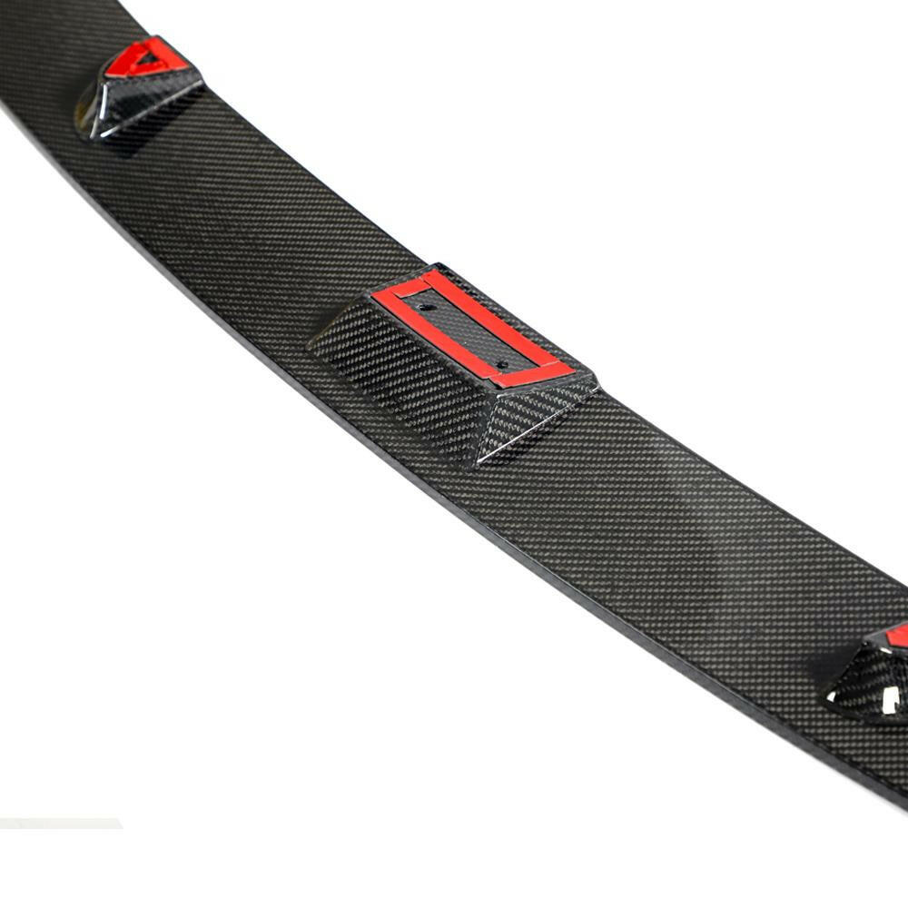 Carbon weave and center mounting tab of the front lip, close-up (Euro Style V1) – BMW G20 3 Series
