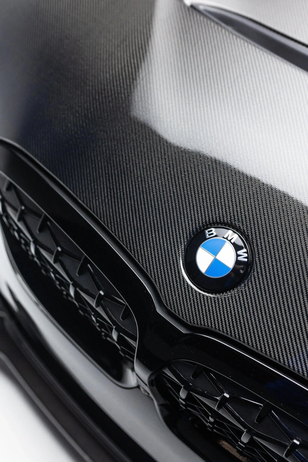 Carbon motorháztető szövése közelről a BMW G20 vese és embléma felett (GTS Style)