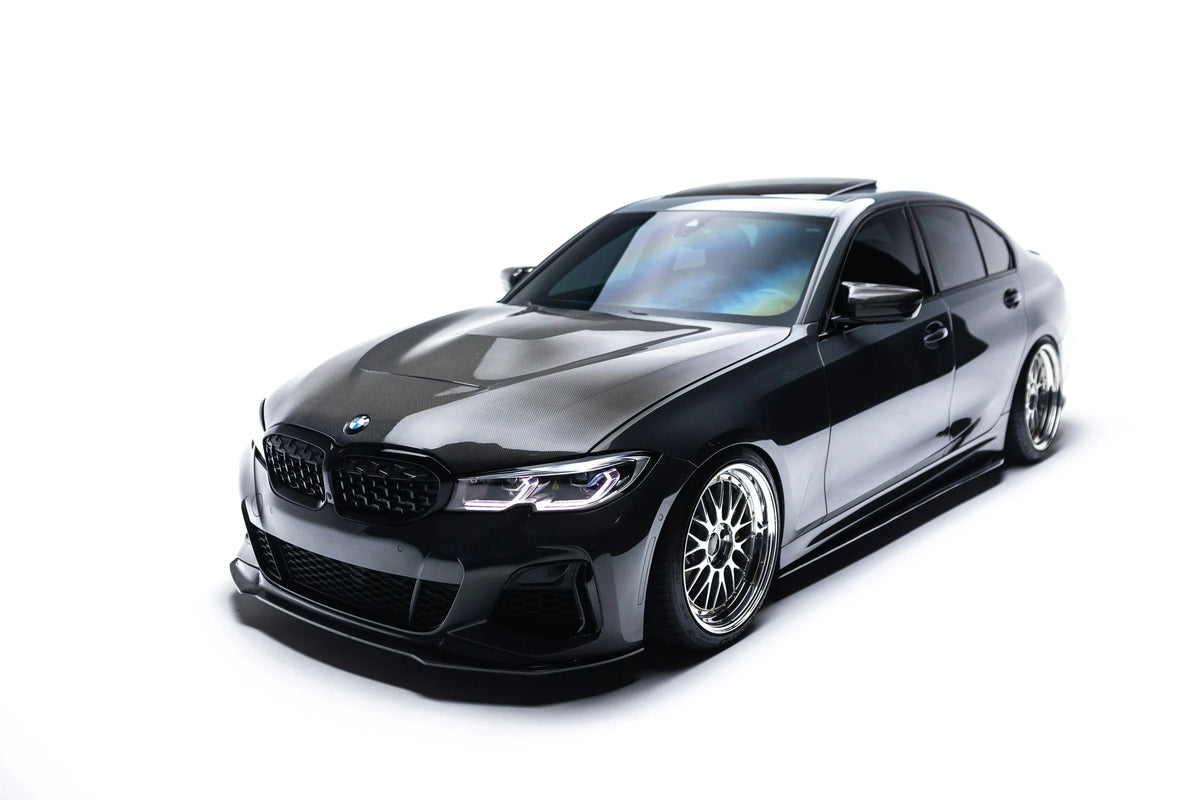 Felszerelt kétoldalas carbon motorháztető, fekete BMW G20 M340i elölről, háromnegyed nézet (GTS Style)
