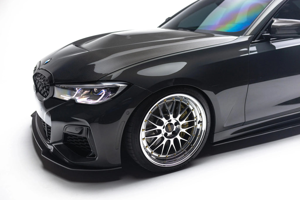 Fekete BMW G20 elölről, alacsony szögből, carbon motorháztetővel (GTS Style)