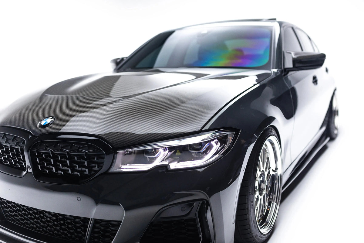 Fekete BMW G20 első háromnegyed nézetből, középen domborított carbon motorháztetővel (GTS Style)