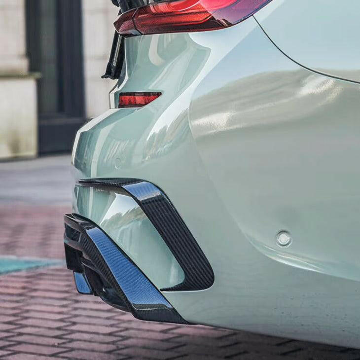 Mentazöld BMW G20 hátsó sarka közelről, felszerelt carbon díszléccel a lökhárító oldalsó szellőzőjén
