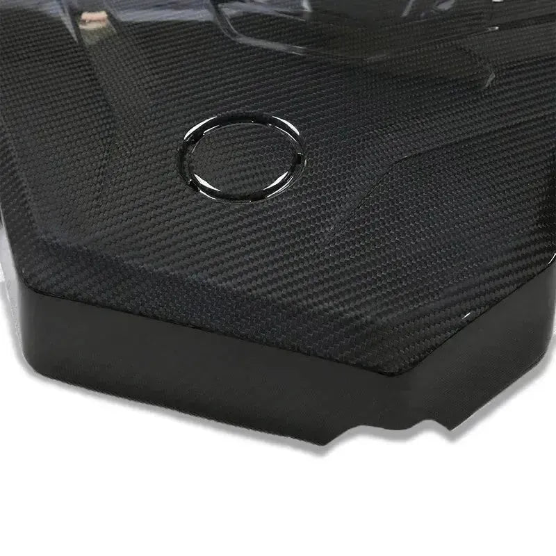 A 330i B48 carbon motorburkolat szövése és olajsapka gyűrűje közelről – BMW G20 M340i / 330i