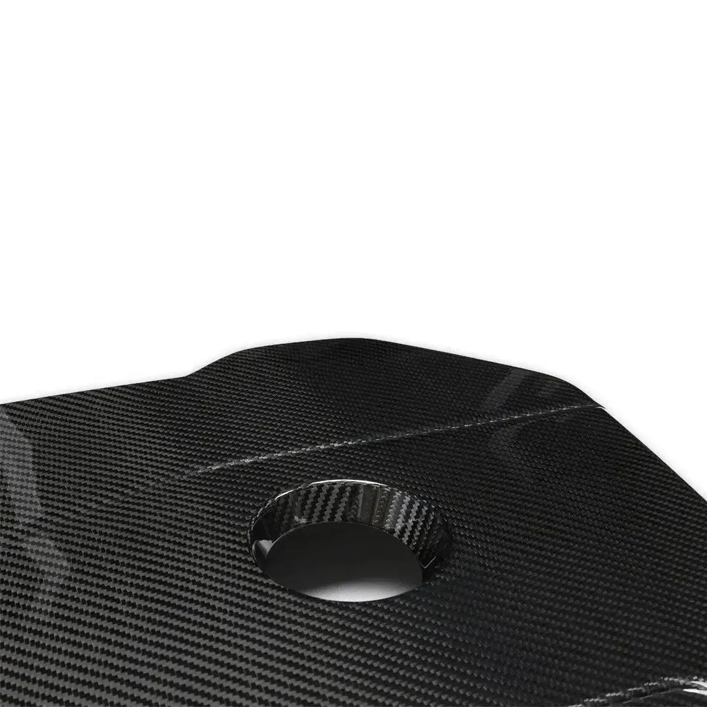 Carbon motorburkolat széle és olajbetöltő nyílása közelről, M340i – BMW G20 M340i / 330i