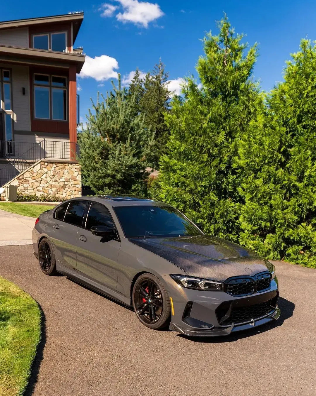Matt olívszürke BMW G20 LCI első 3/4-es nézetből, felszerelt carbon oldalsó szoknyákkal (CMST Style)