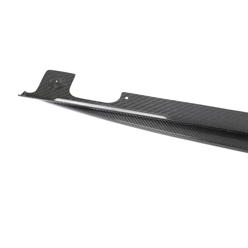 Close-up of the carbon side skirt end and weave (LCI V1 Style) – BMW G20 3 Series