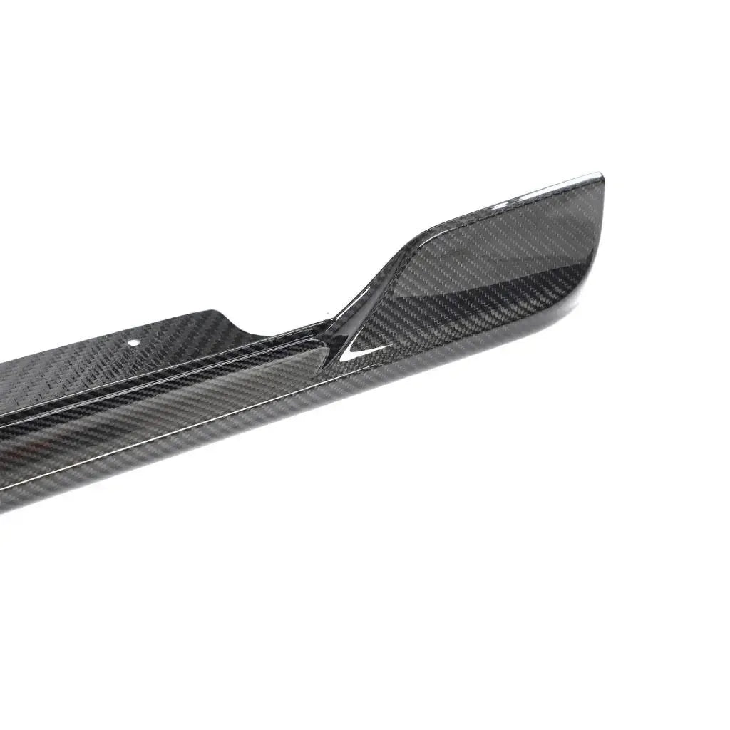 Close-up of the flared, upturned end of the carbon side skirt (LCI V1 Style) – BMW G20 3 Series