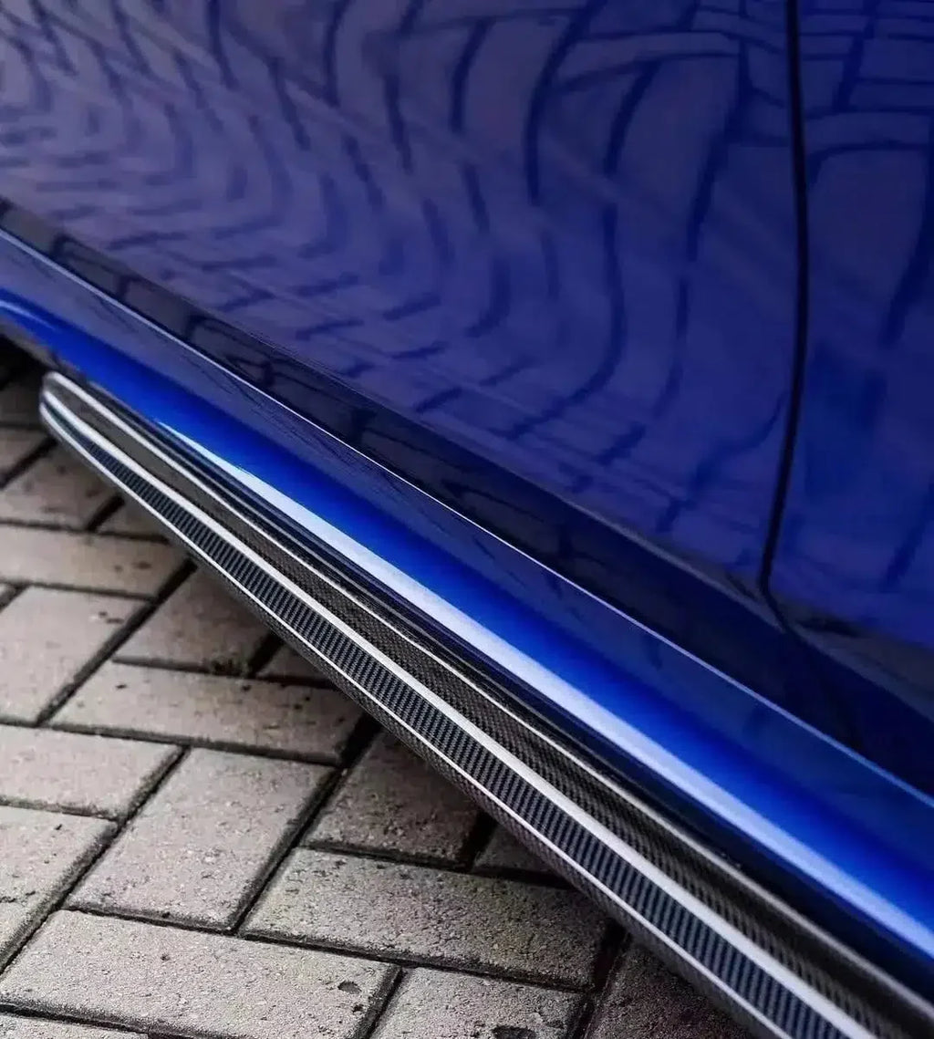 Close-up of the fitted carbon side skirt on a blue BMW G20 (MP Style)