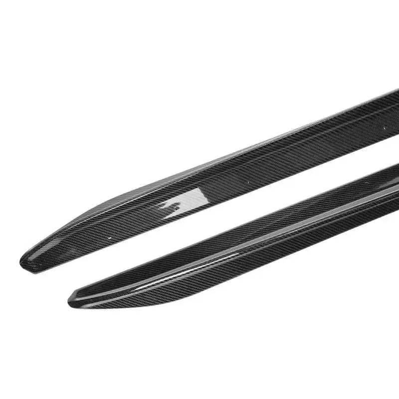 Close-up of the front ends and weave of two carbon side skirts (MP Style) – BMW G20 3 Series