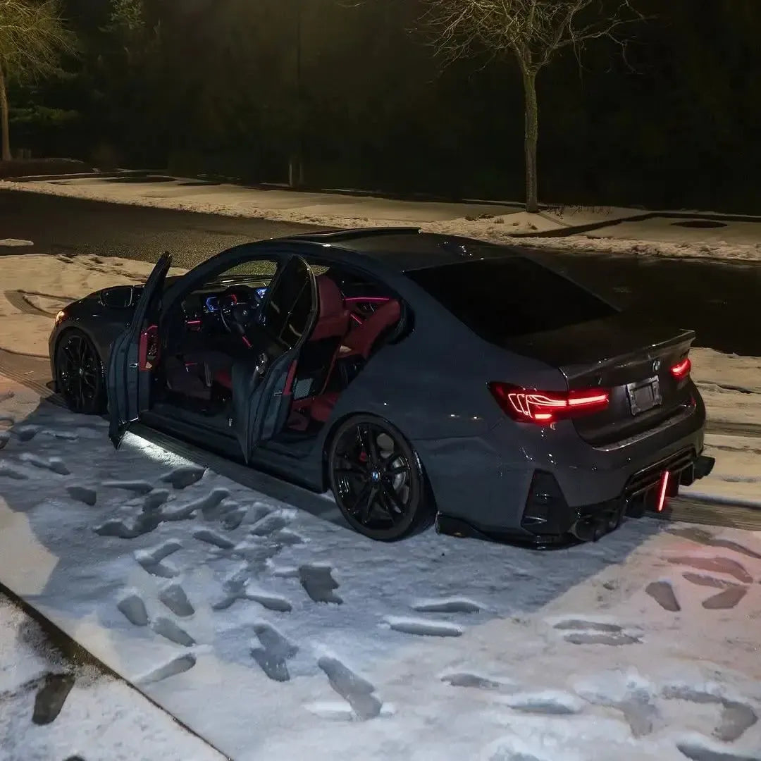 Szürke BMW G20 éjjel nyitott ajtókkal, világító piros hátsó lámpák (CSL Style V1)