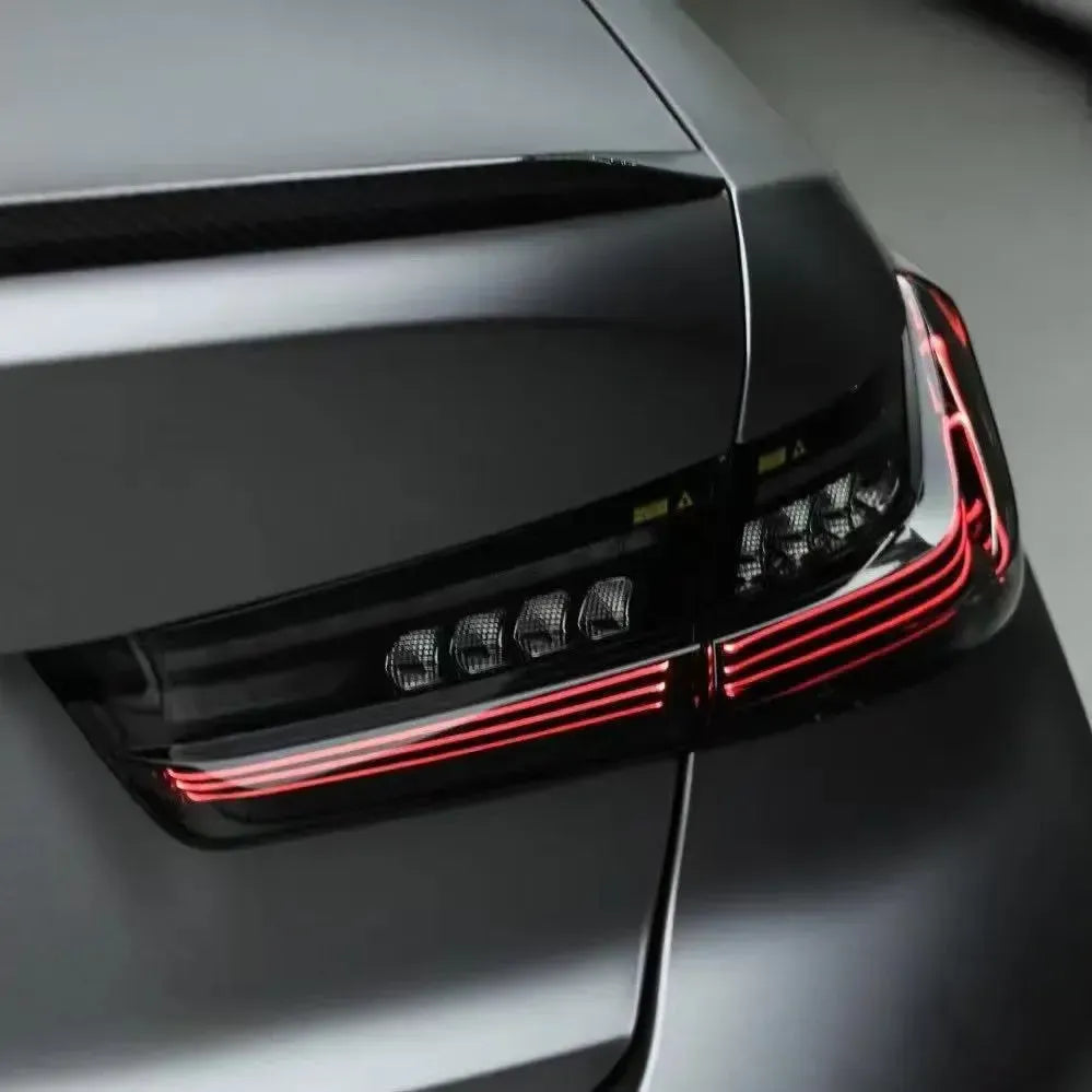 Matt szürke BMW G20, füstös lézeres hátsó lámpa pirosan világít, közelkép (CSL Style V2)