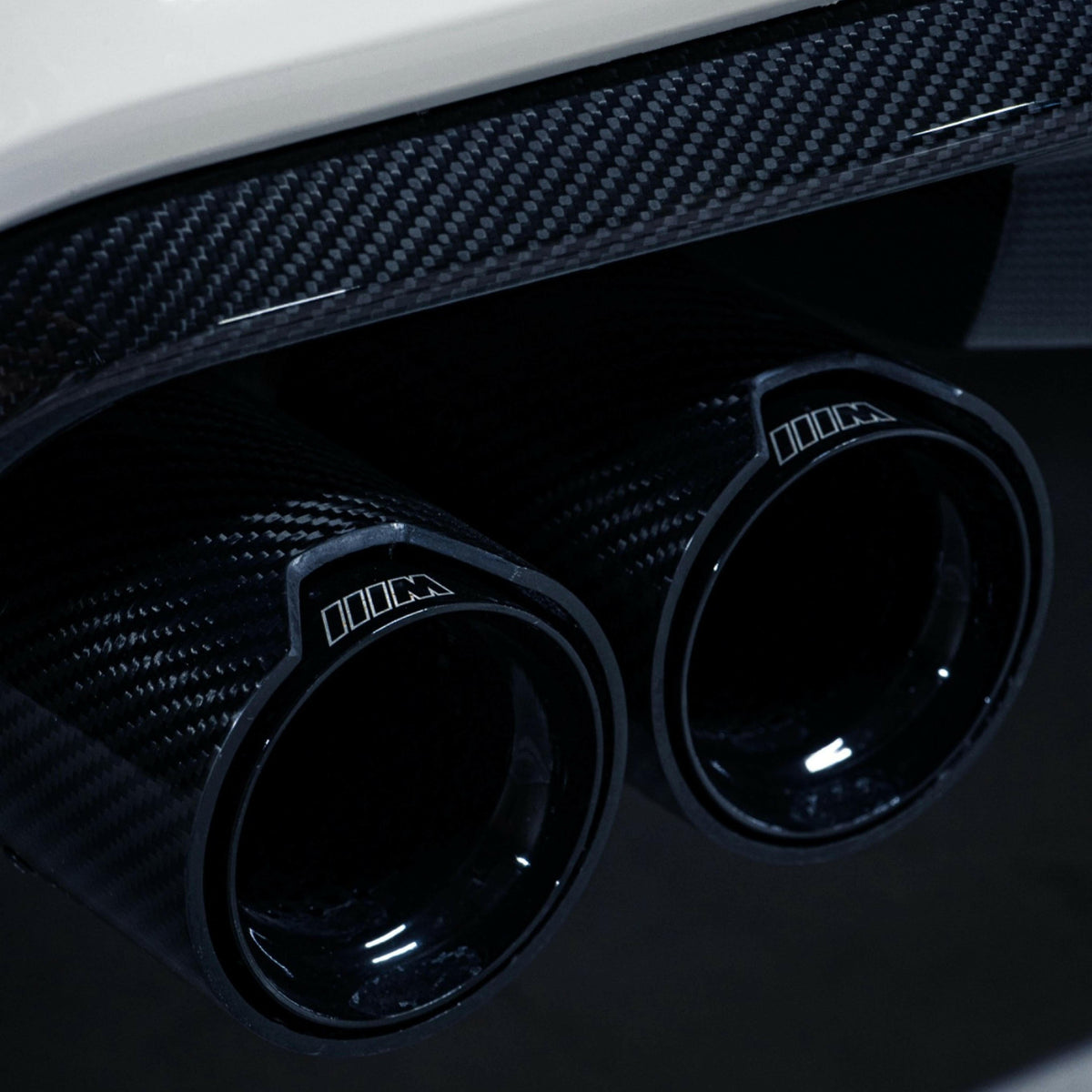 Felszerelt carbon négyes kipufogóvég M logóval, fekete belsővel, BMW G20 közelkép (MP Style)