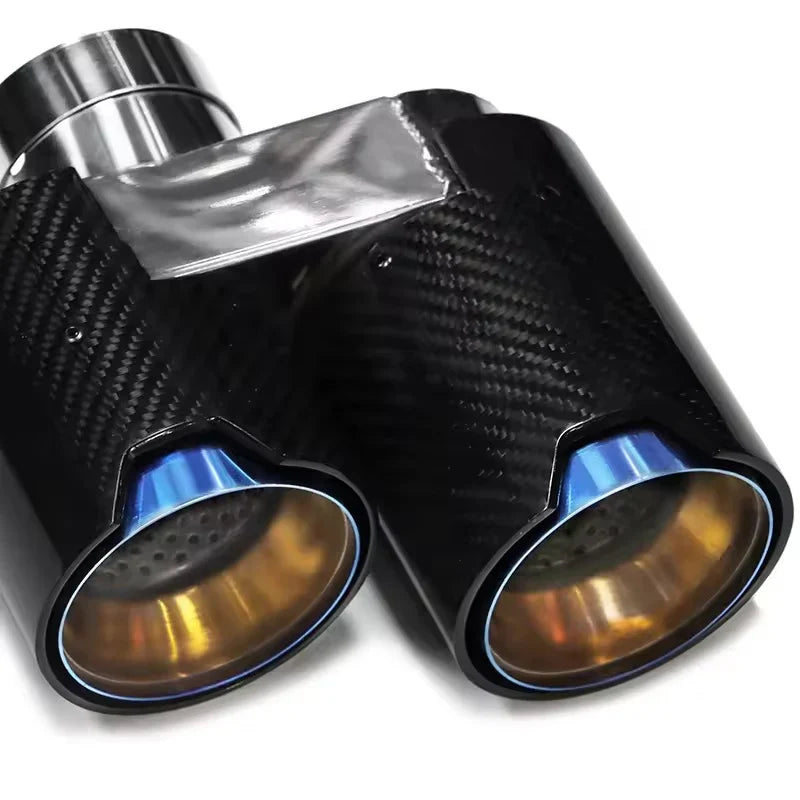 Dupla kipufogóvég közelről, fényes carbon, kékre hevített belső (MP Style) – BMW G20 M340i / 330i