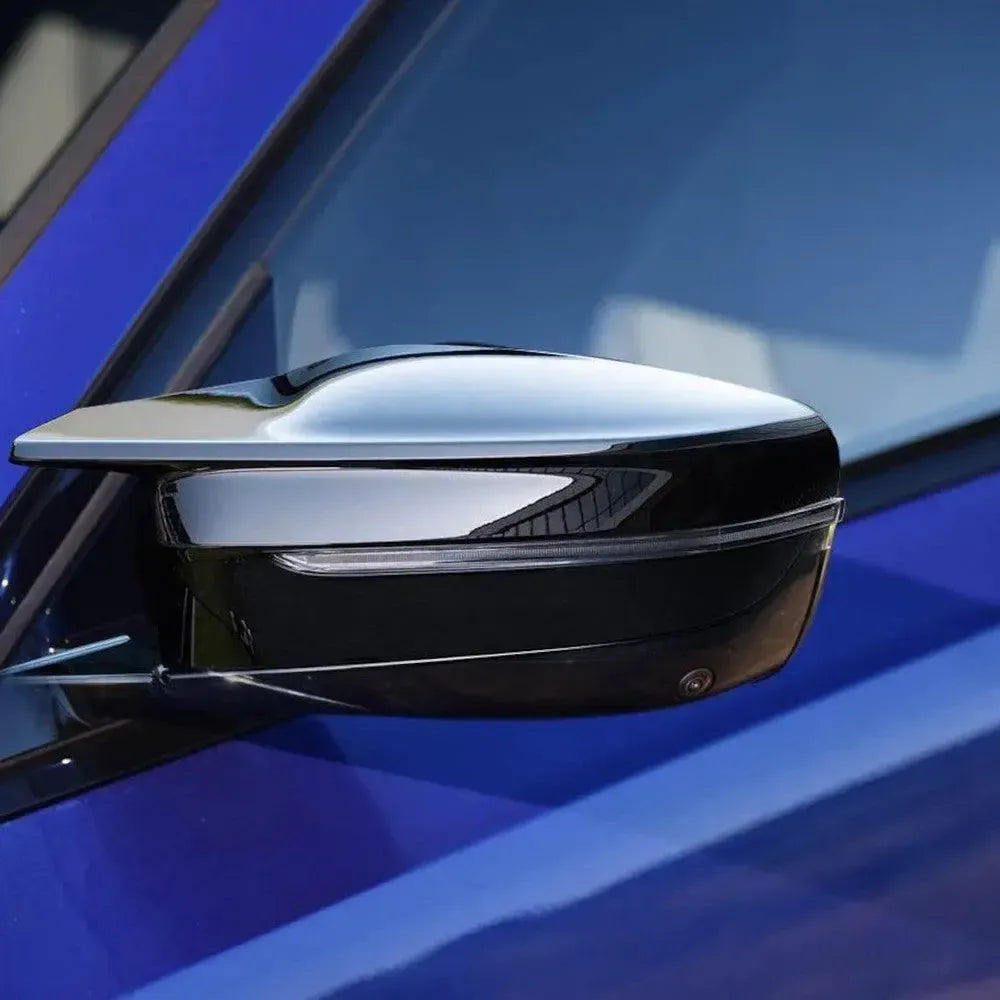 Gloss black mirror cap on a blue BMW G20, close-up (M Style)