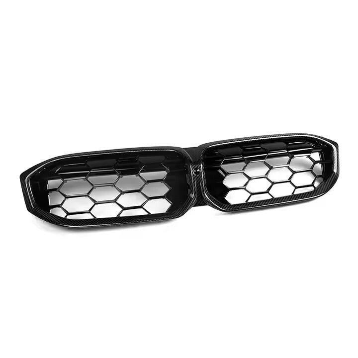 Carbon-framed LCI kidney grille with black inserts, three-quarter view (Diamond Style) – BMW G20 3 Series
