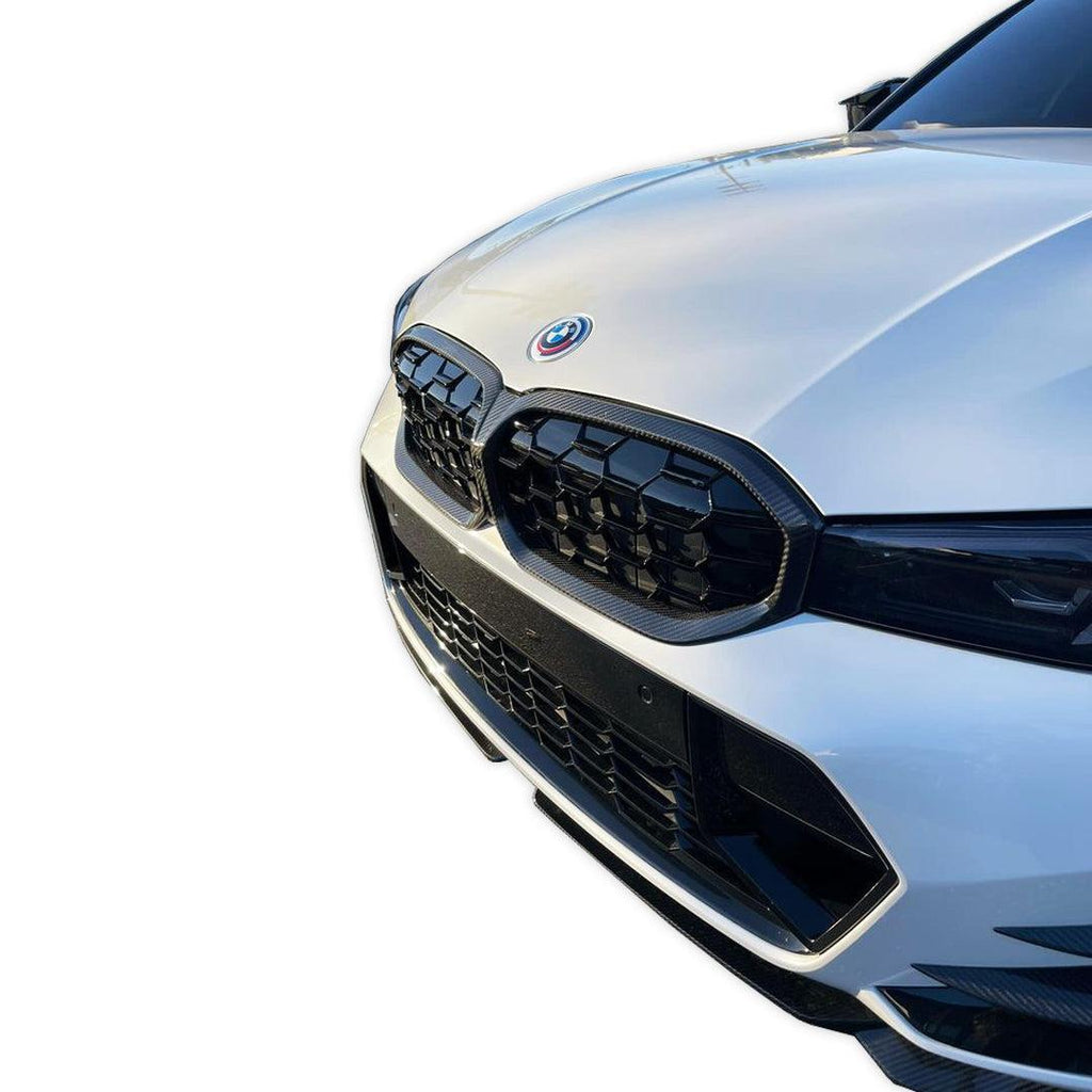 Close-up of a white BMW G20 LCI front, carbon-framed kidney grille with black diamond inserts (Diamond Style)