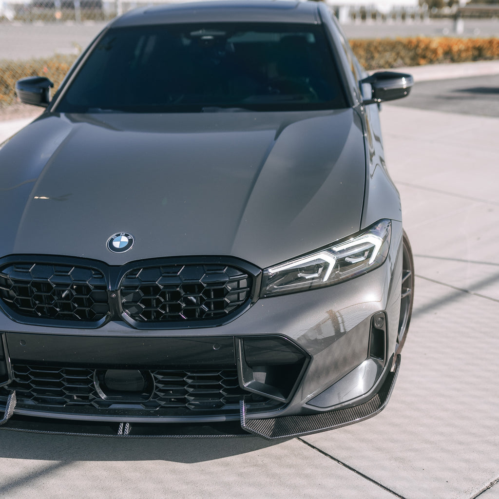 Close-up of a gray BMW G20 LCI front, gloss black framed kidney grille with black diamond inserts (Diamond Style)