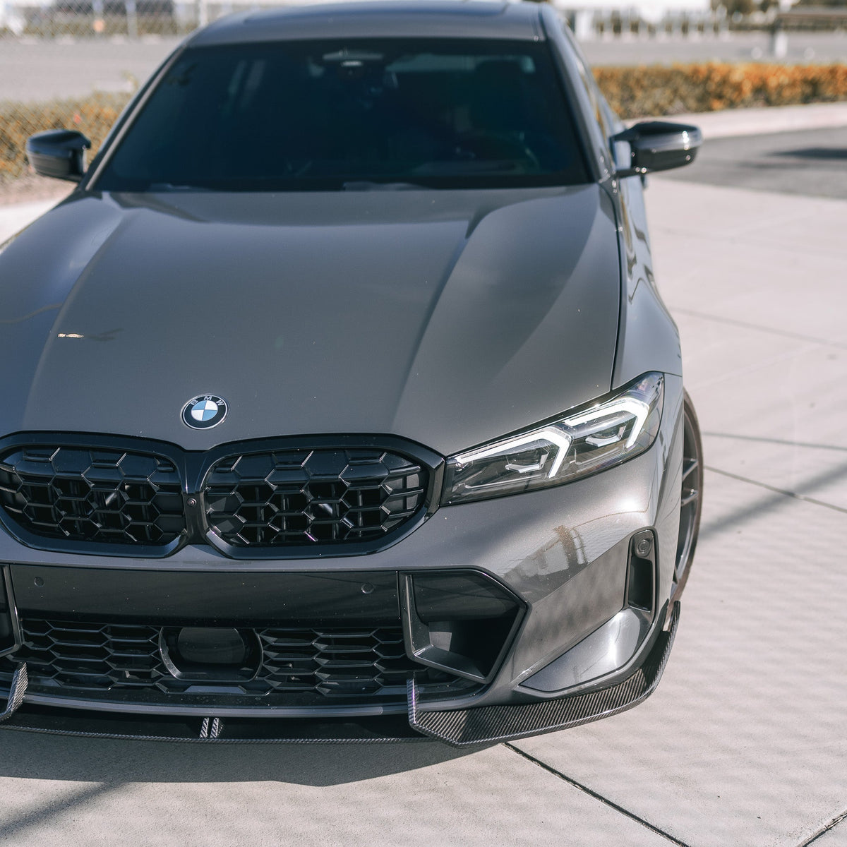 Close-up of a gray BMW G20 LCI front, gloss black framed kidney grille with black diamond inserts (Diamond Style)