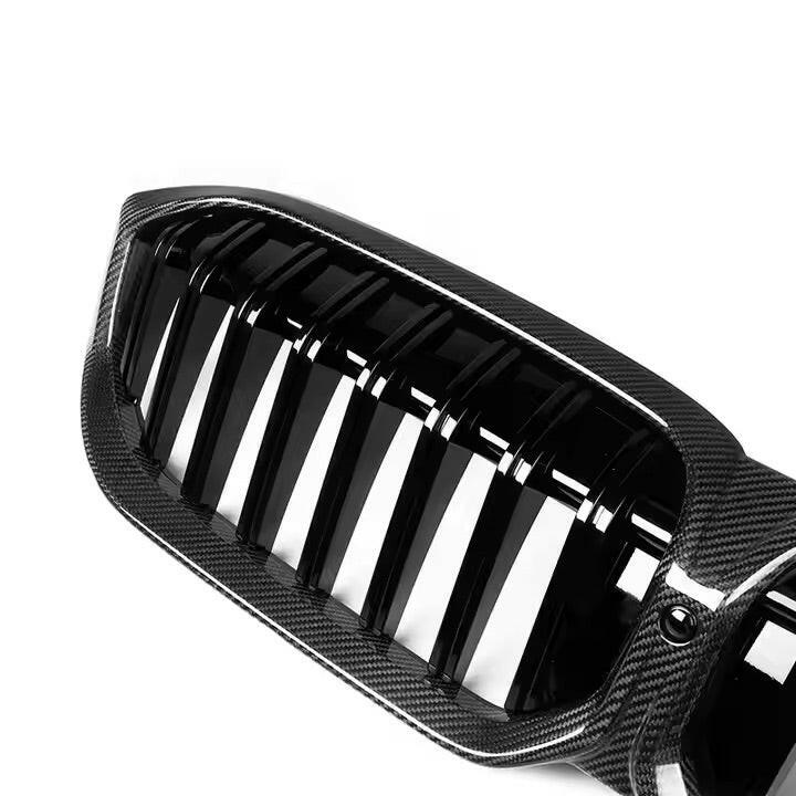 Close-up of the kidney grille's carbon frame and gloss black single slats – BMW G20 3 Series