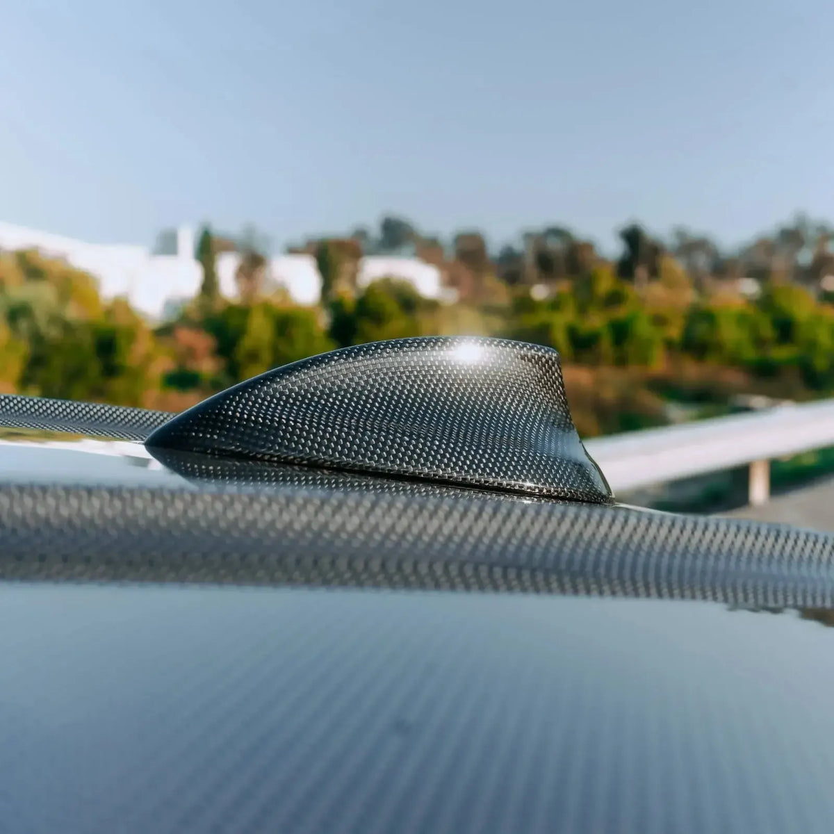 BMW G87 M2 tetejére szerelt carbon tetőantenna borítás oldalnézetből, szabadban