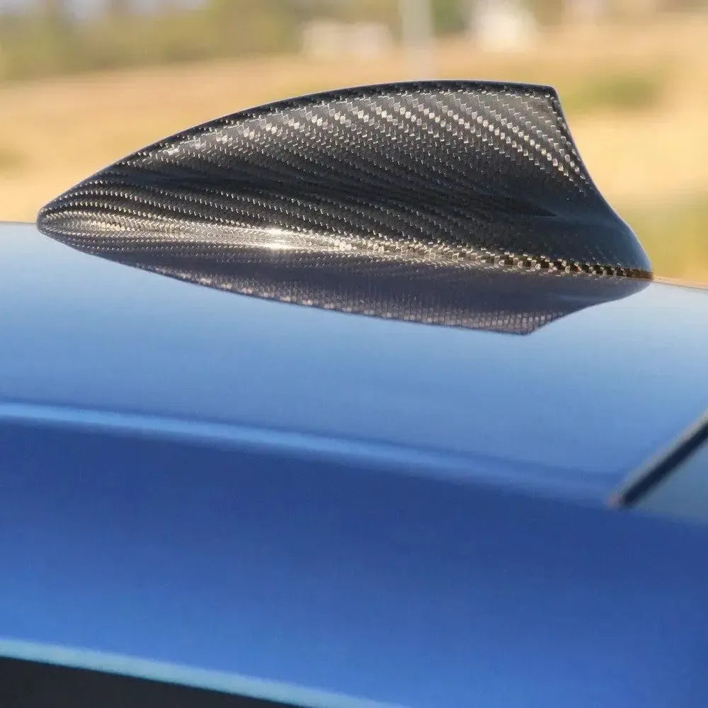 Kék BMW G87 M2 tetején carbon tetőantenna borítás, oldalról közelről