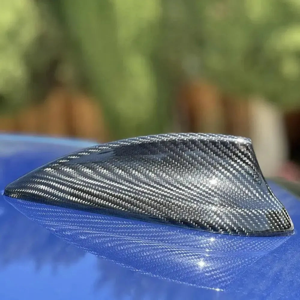 Kék BMW G87 M2 tetején carbon tetőantenna borítás közelről, 3/4 nézetből