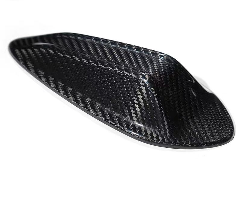 Száraz carbon tetőantenna borítás 3/4 nézetből (PM Style) – BMW G87 M2 / G42