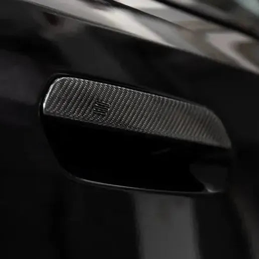 Fekete BMW G87 M2 ajtókilincse ferde szögből, felszerelt carbon kilincsborítással