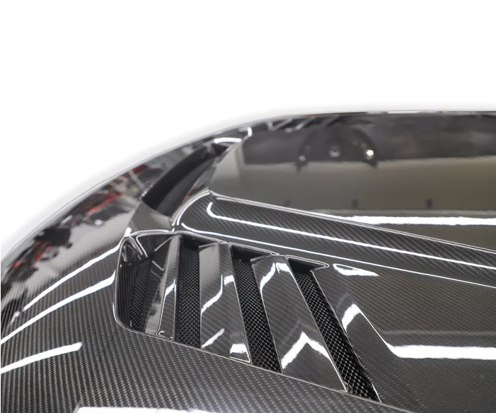 Louvered vents and weave pattern of carbon fiber hood, close-up (PM V1 Style) – BMW G87 M2