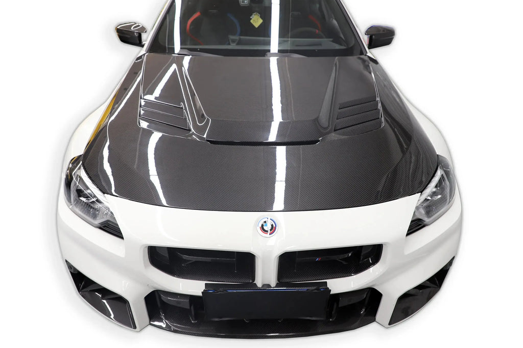 Fehér BMW G87 M2 elölről, felszerelt V Style carbon motorháztetővel