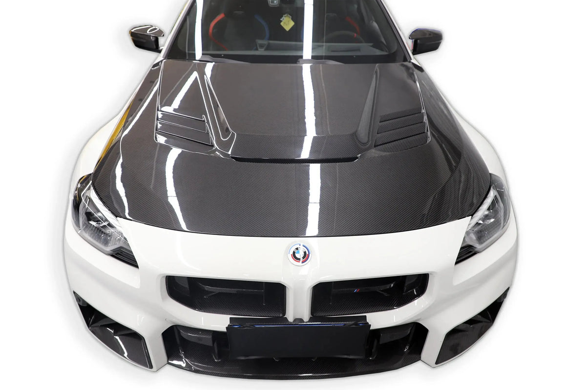 Fehér BMW G87 M2 elölről, felszerelt V Style carbon motorháztetővel