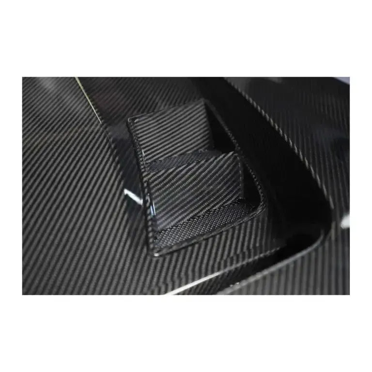Carbon fiber motorháztető szellőzője és szövésmintája közelről (V Style V2) – BMW G87 M2