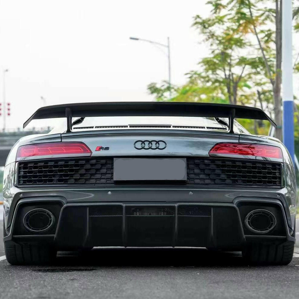 Szürke Audi R8 4S Facelift Coupé hátulról, body kit carbon hátsó szárnyával és diffúzorával (Paktechz Style)