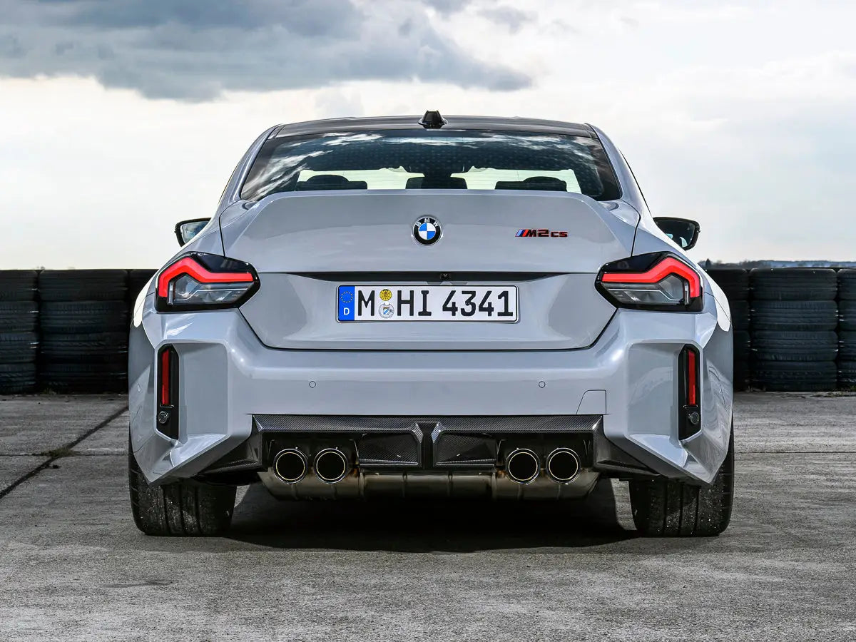 Ezüst bmw m2 cs sportautó hátulnézetben karbon szén kipufogó rendszerrel a cs/csl flash teljes szoftver csomaghoz