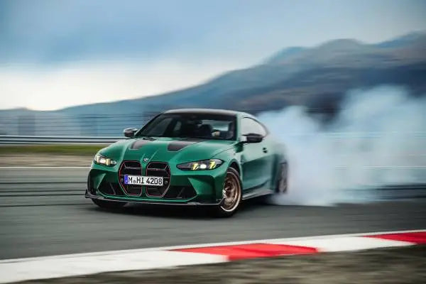 Zöld bmw m4 coupe fekete versenysávokkal és bronz színű kerekekkel a cs motorvezérlő szoftver bmw g80 g82 használatához karbon kipufogó rendszerrel