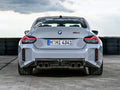 Ezüst bmw m2 cs hátulnézet kipufogó rendszerrel és karbonszálas motorvezérlő szoftverrel bmw g87 m2-hez