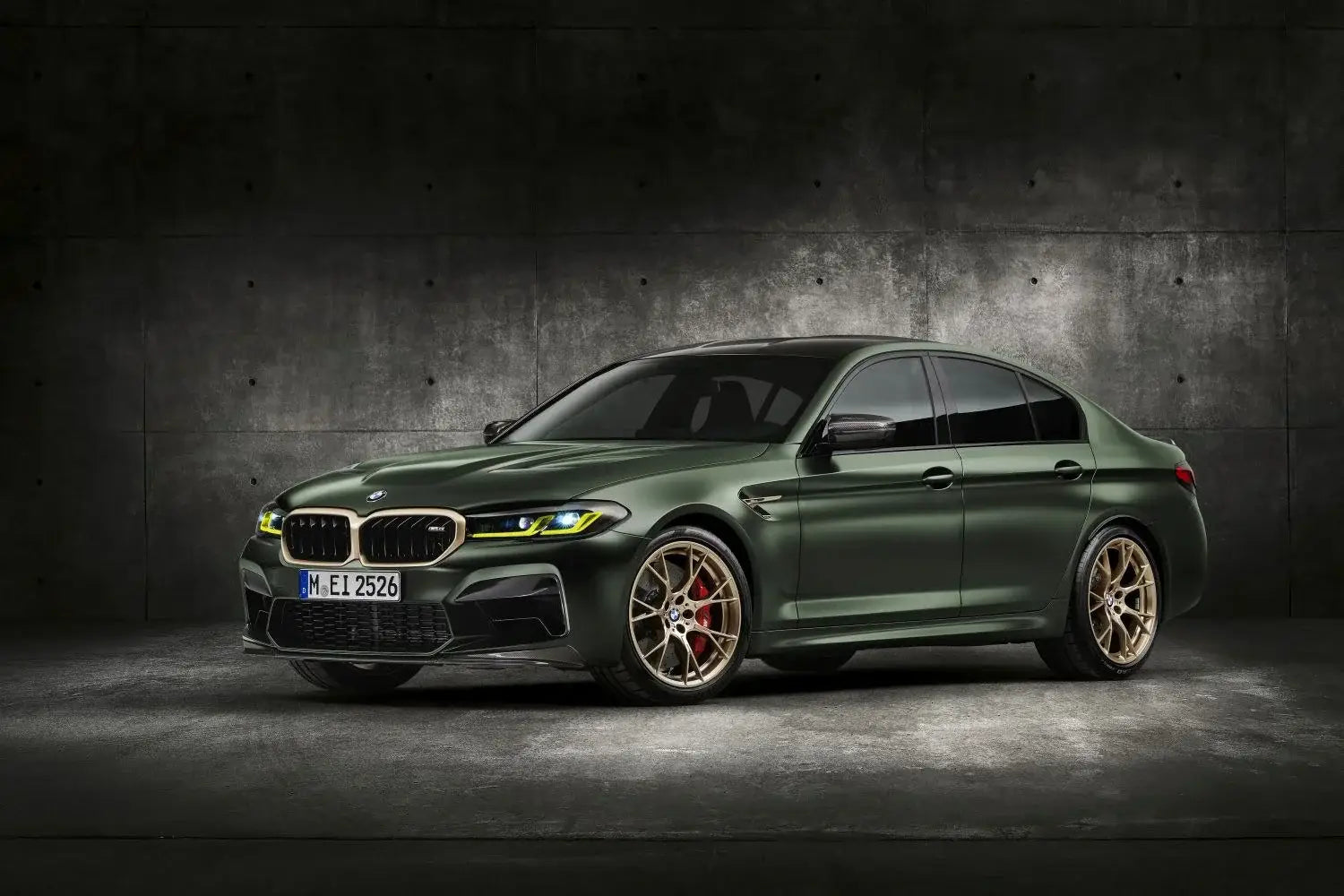Sötétzöld matt bmw m5 f90 szedán aranyszínű karbon kipufogó rendszerrel és piros féknyergekkel cs szoftver flash termékben