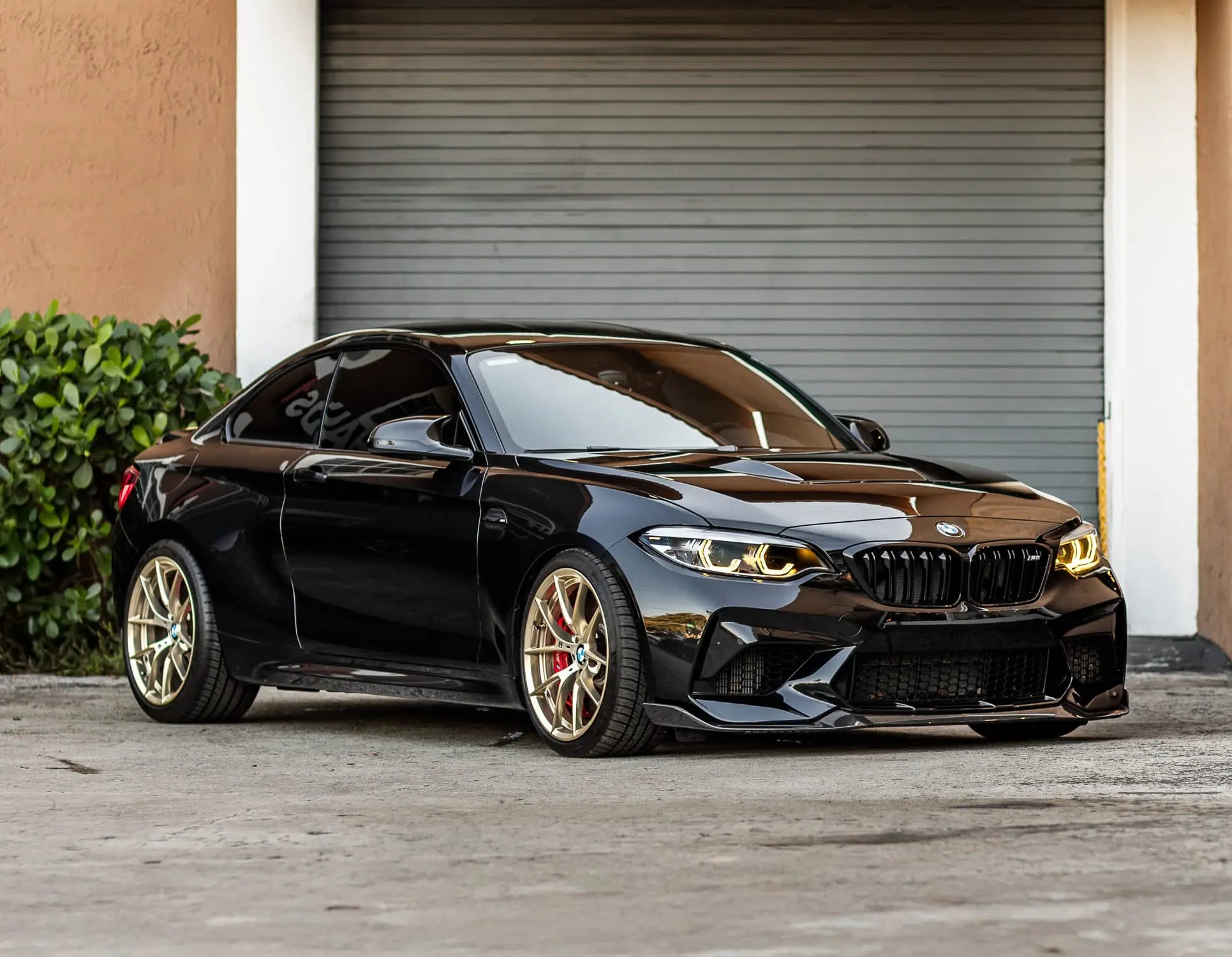Black bmw m2 coupe arany részletekkel és carbon fiber kipufogó rendszerrel cs váltó szoftver f87 m2-hez