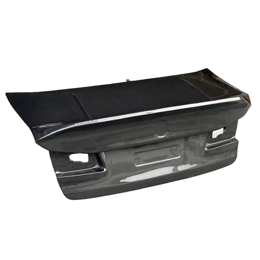 Carbon borítású üvegszálas csomagtartó fedél integrált ducktaillel, hátsó 3/4 (Ducktail Style) – BMW F90 M5